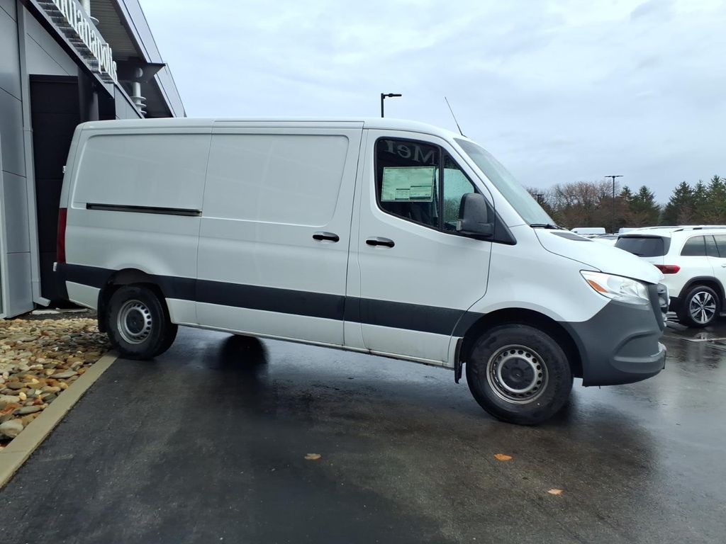 Used 2026  Mercedes-Benz Cargo 144 WB image 6