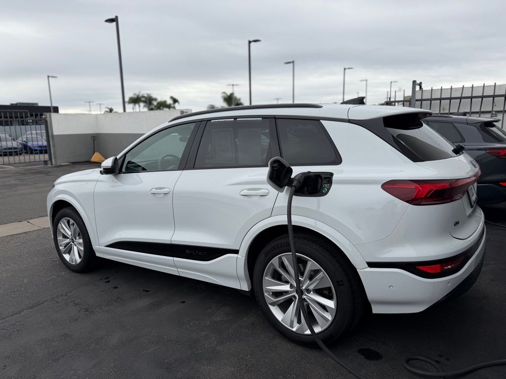 Thumbnail: 2025 Audi Q6 e-tron - 3