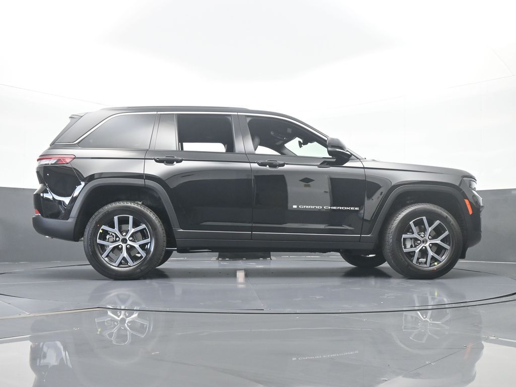 Used 2025 Diamond Black Crystal Pearlcoat Jeep Limited image 50