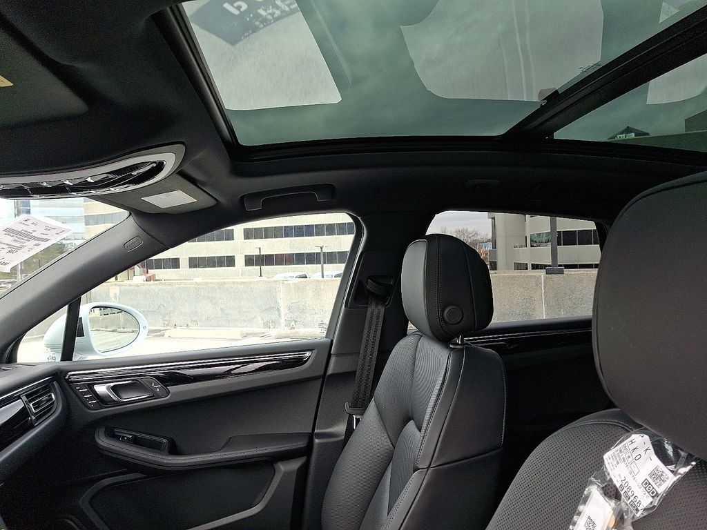 Thumbnail: 2026 Porsche Macan - 6