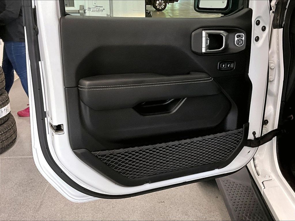 2021 Jeep Wrangler — photo 9