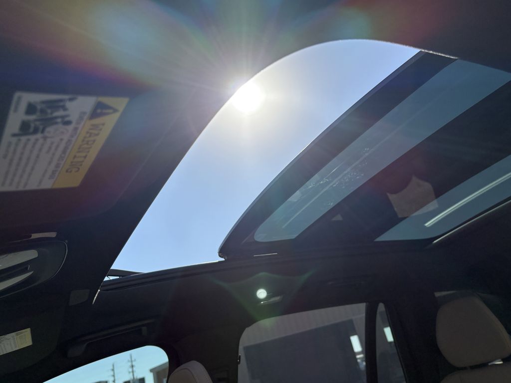 New 2026 Crystal White Volvo B6 Plus 7-Seater image 23