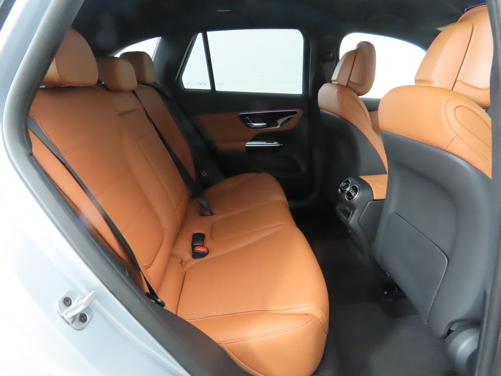 2025 Mercedes-Benz GLC 300 23