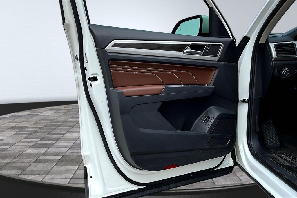 2021 Volkswagen Atlas 3.6L V6 SE w/Technology White at DeMontrond Auto Country