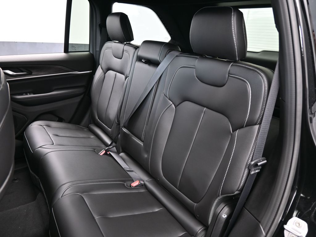 New 2025 Diamond Black Crystal Pearlcoat Jeep Limited image 29
