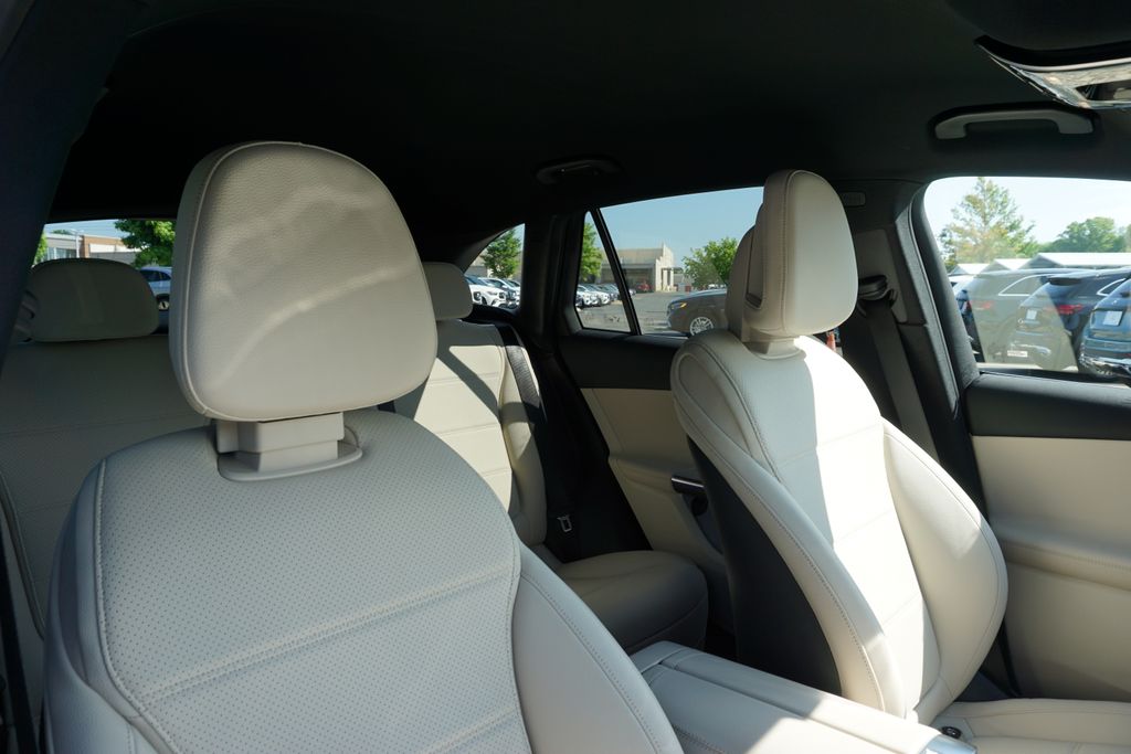 2025 Mercedes-Benz GLC 300 7