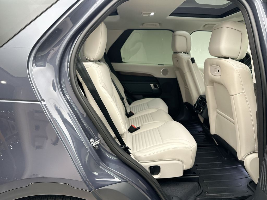 Thumbnail: 2026 Land Rover Discovery - 7