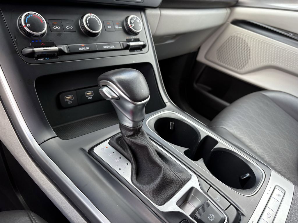 Used 2024 Snow White Pearl Kia LX image 20