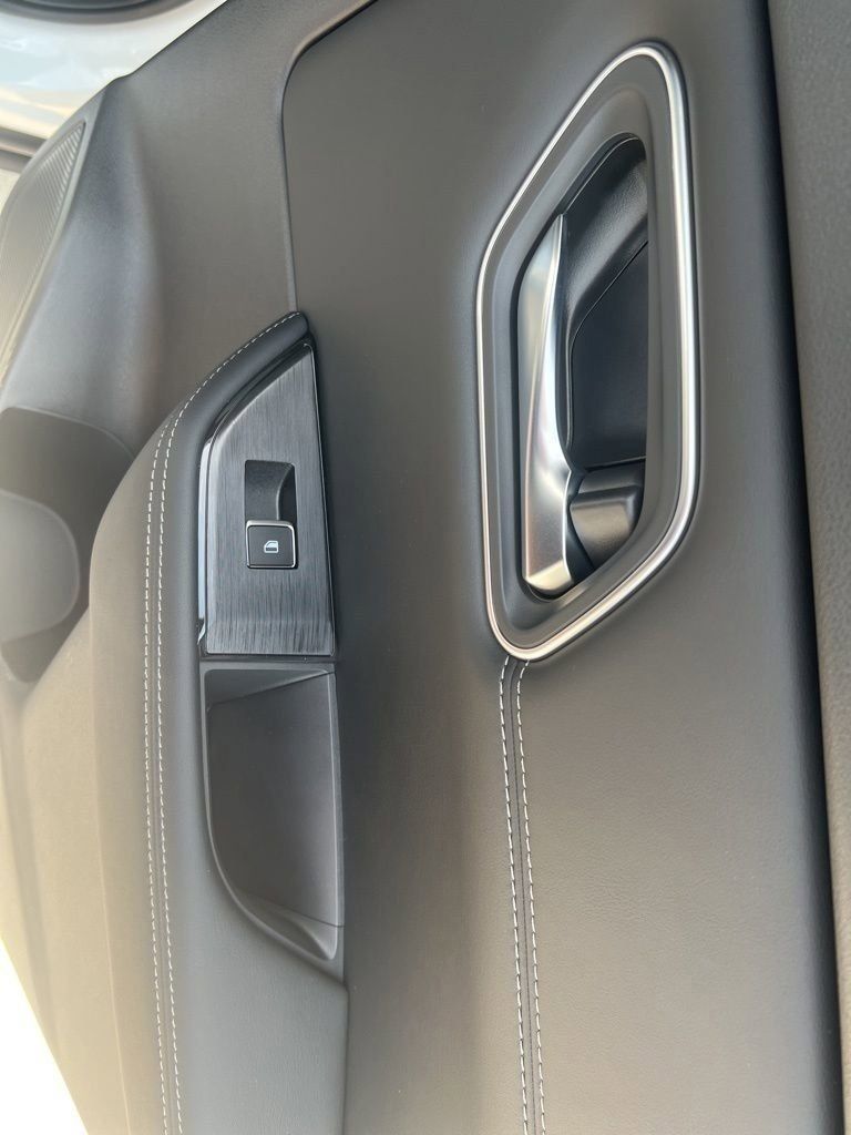 2025 Everest White Pearl/Super Black Nissan Rogue Platinum FWD SUV