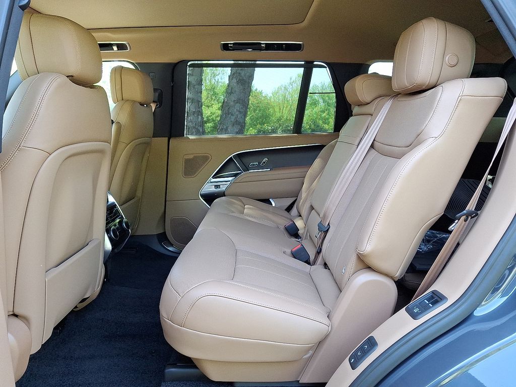 2025 Land Rover Range Rover SE 6