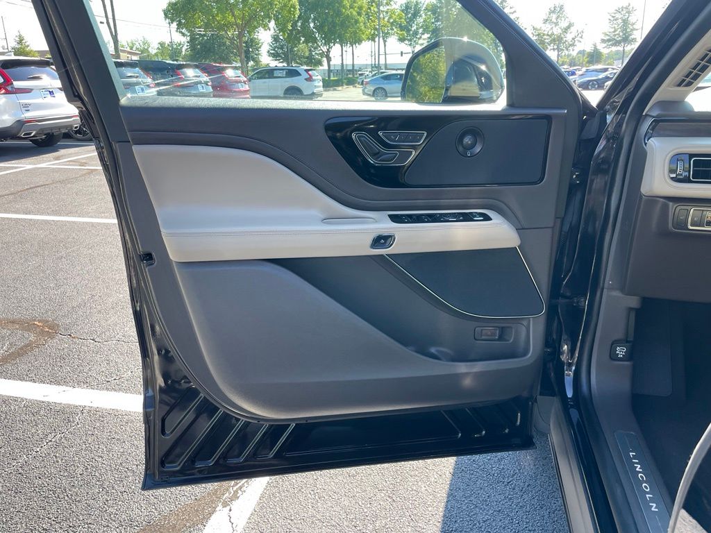 Thumbnail: 2021 Lincoln Aviator - 23