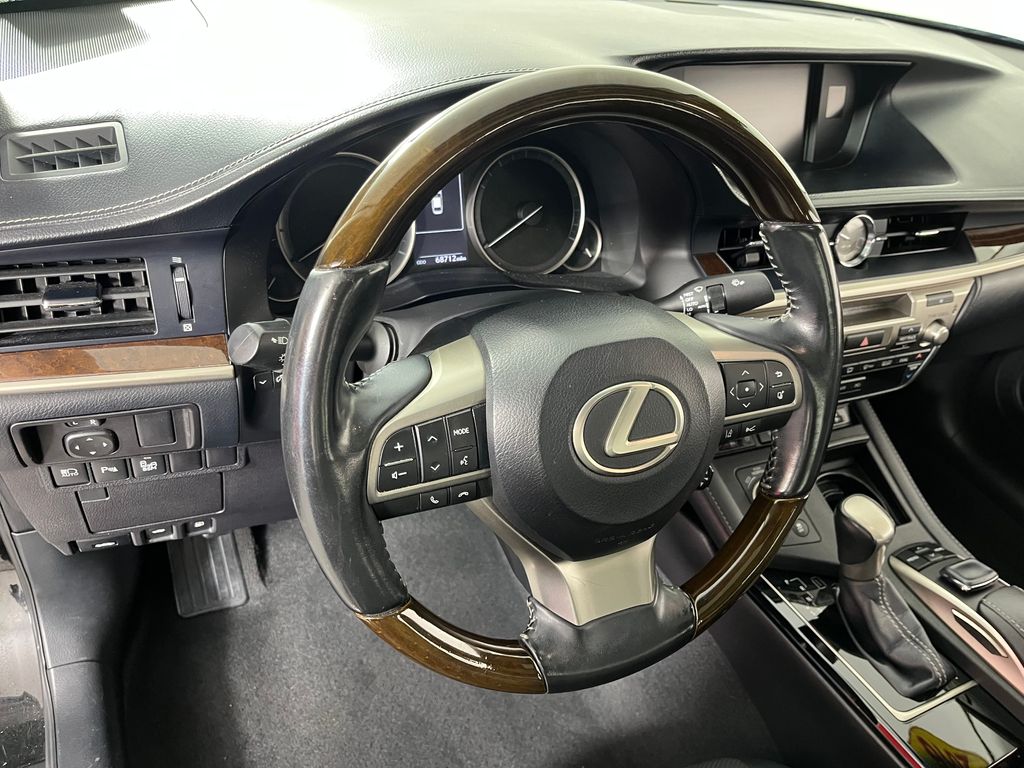 Thumbnail: 2016 Lexus ES - 27