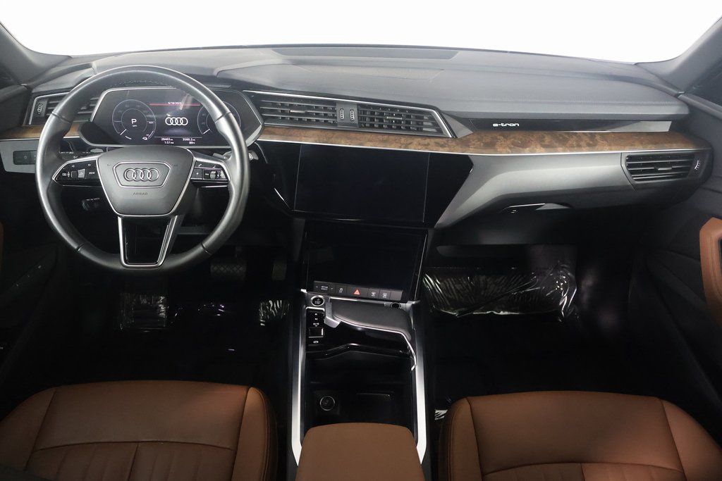 Thumbnail: 2022 Audi e-tron S - 8