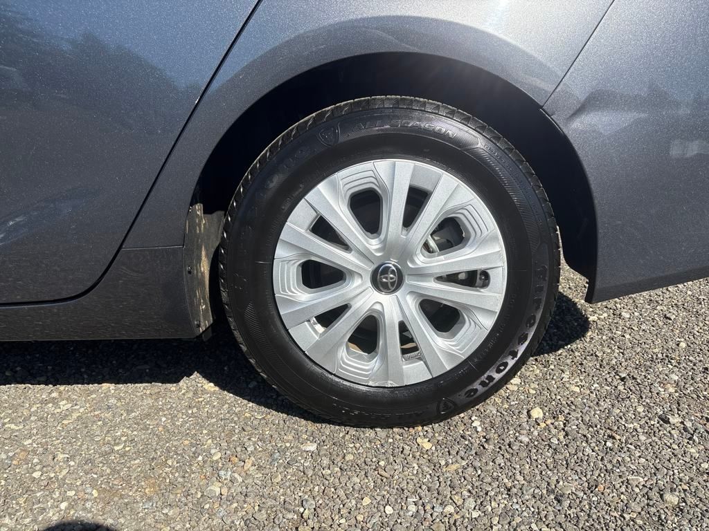 2022 Magnetic Gray Metallic Toyota Prius L FWD Hatchback