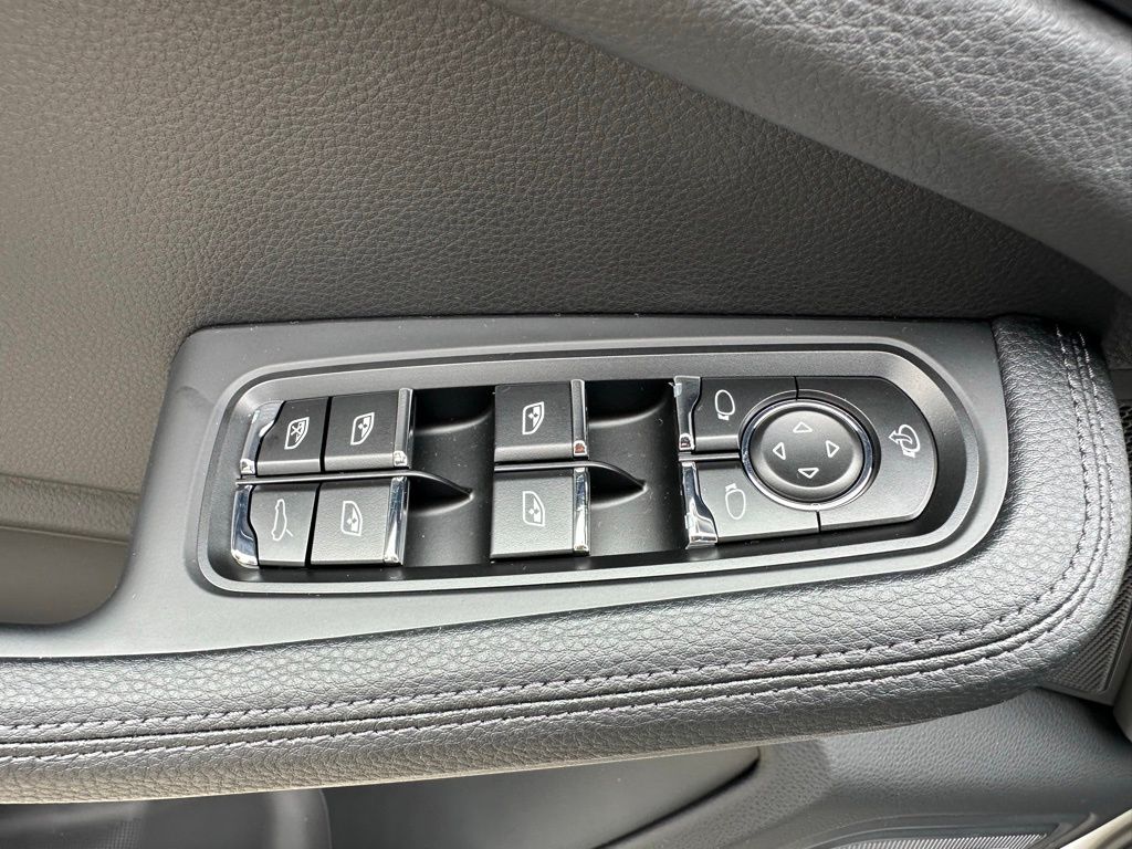 Thumbnail: 2026 Porsche Macan - 21