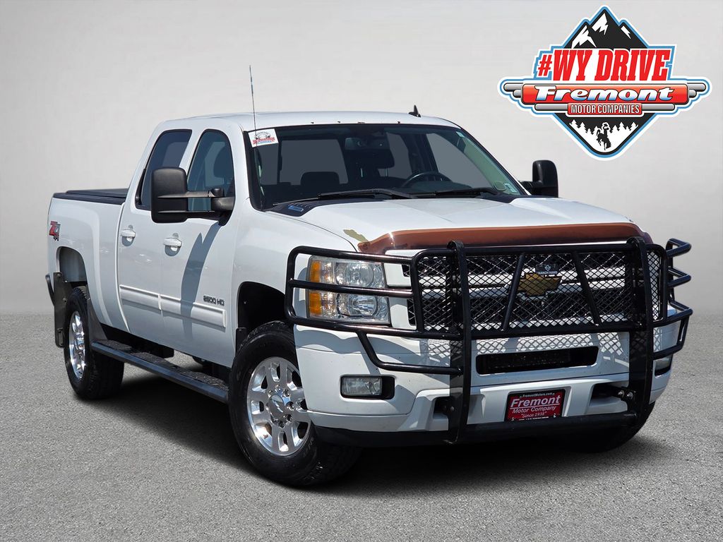 Summit White 2014 Chevrolet Silverado 2500HD Pickup Truck Four-Wheel Drive 6-Speed Automatic