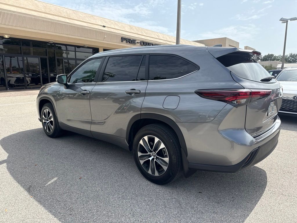 Used 2025  Toyota XLE image 4