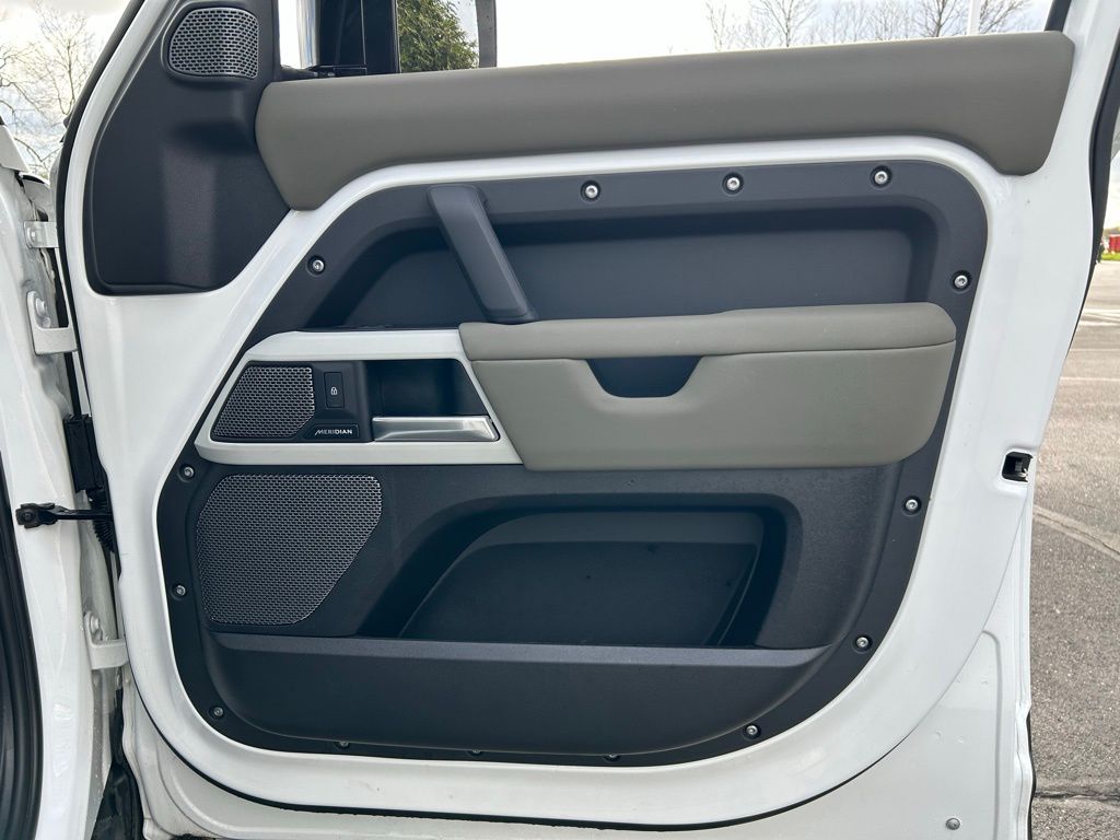 2024 Land Rover Defender 110 27