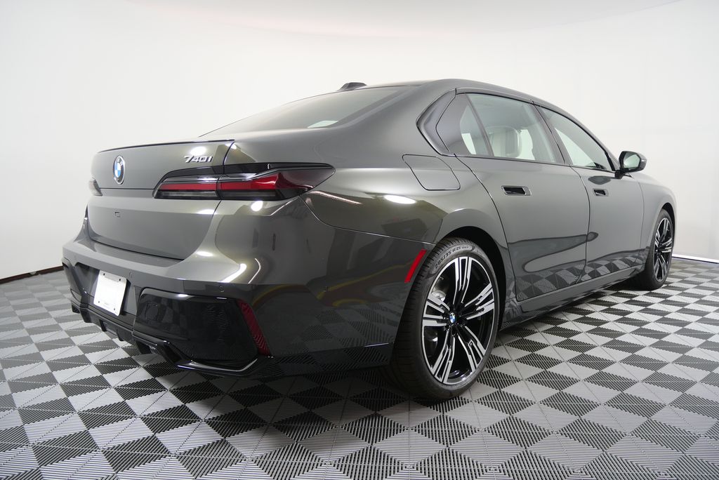 Thumbnail: 2026 BMW 7 Series - 3