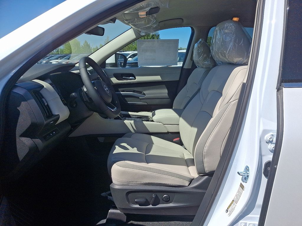 2025 Nissan Pathfinder SL 6