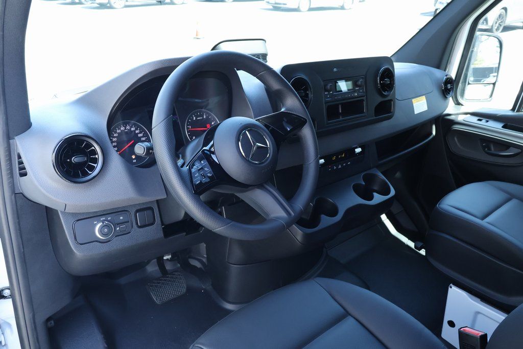 Thumbnail: 2025 Mercedes-Benz Sprinter - 3