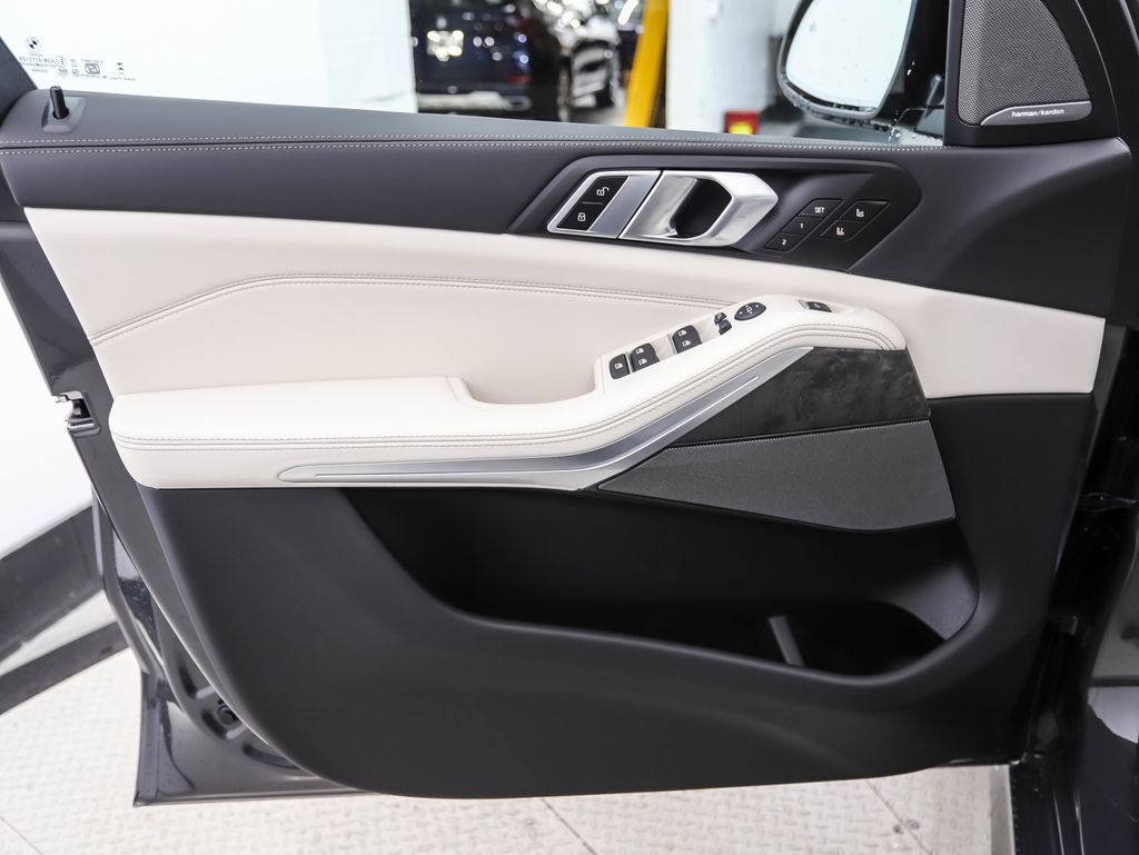 Thumbnail: 2026 BMW X5 - 10