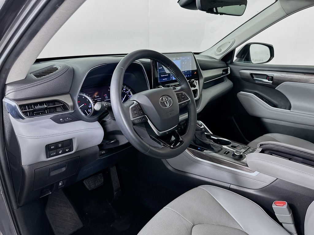 Thumbnail: 2021 Toyota Highlander - 9