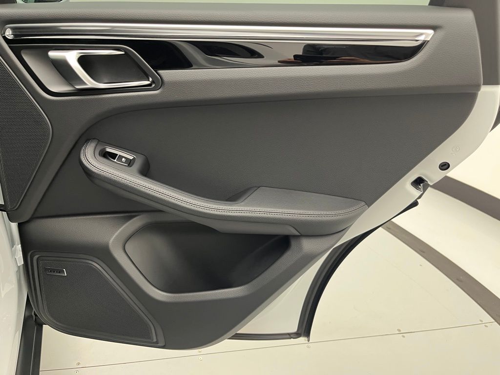 Thumbnail: 2025 Porsche Macan - 28