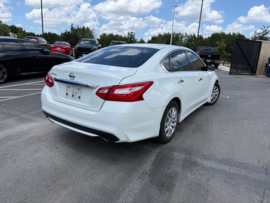 Thumbnail: 2017 Nissan Altima - 4