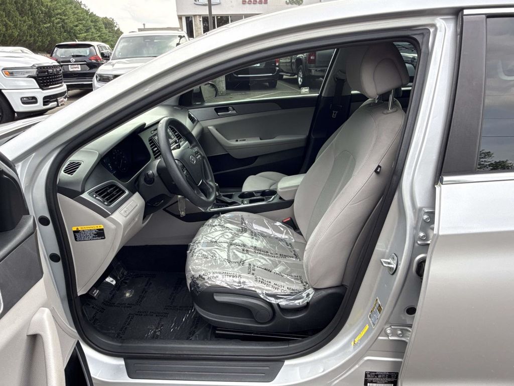 Used 2015 Silver Hyundai SE image 13
