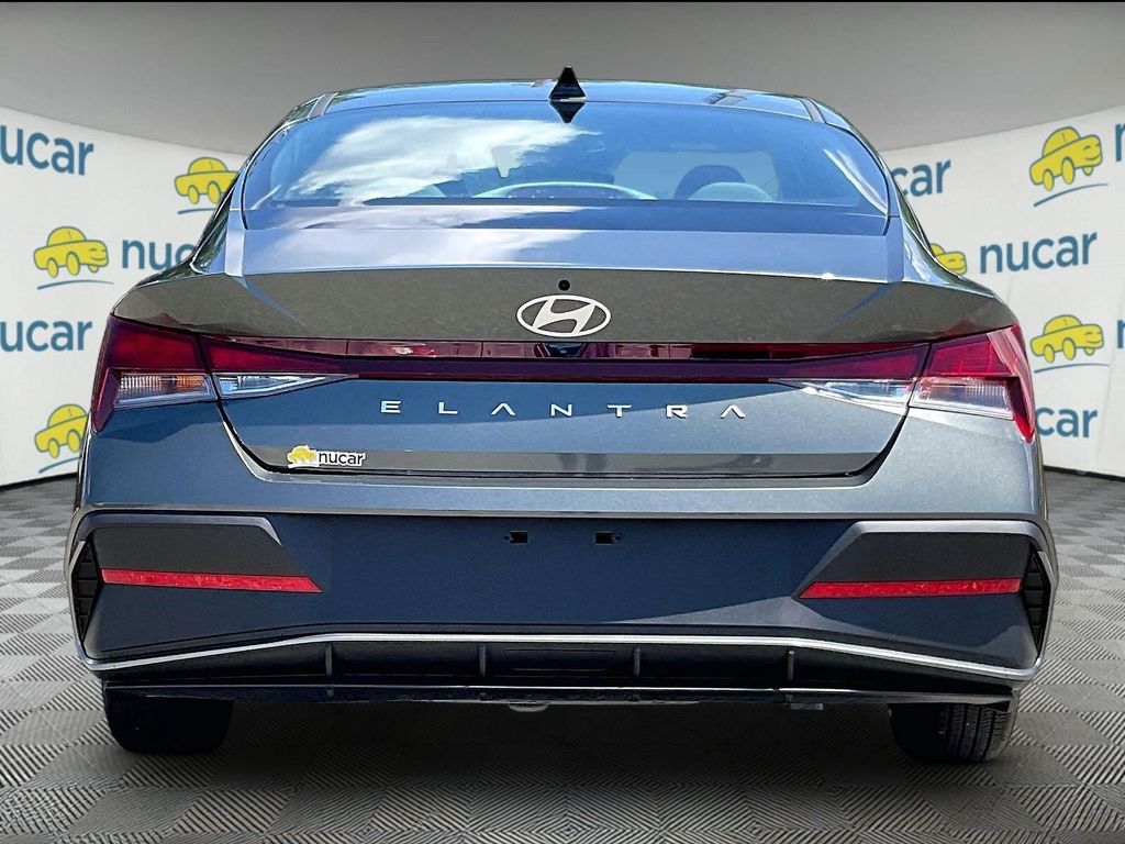 2025 Hyundai Elantra — photo 5