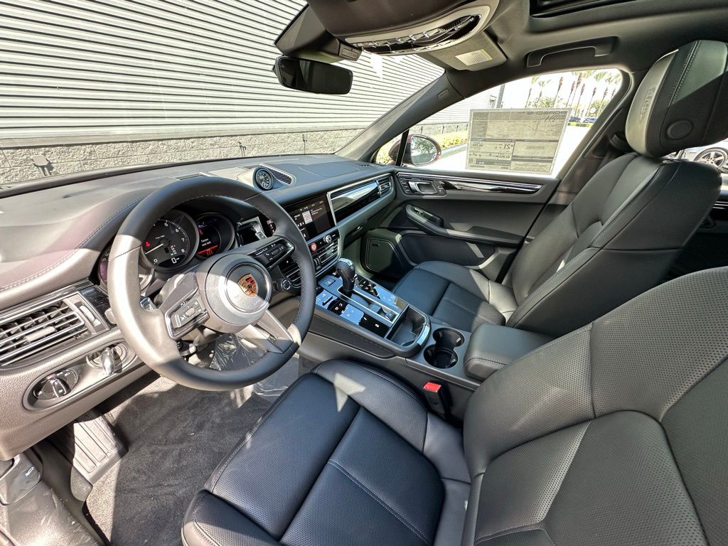 Thumbnail: 2026 Porsche Macan - 4