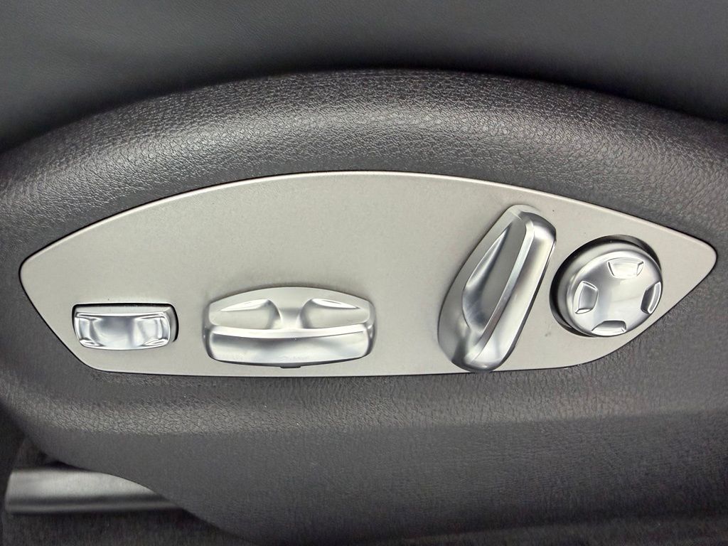 Thumbnail: 2026 Porsche Macan - 23