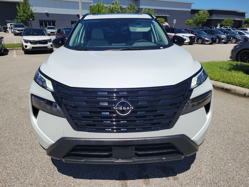 2026 Everest White Pearl Tricoat Nissan Rogue Dark Armor FWD SUV