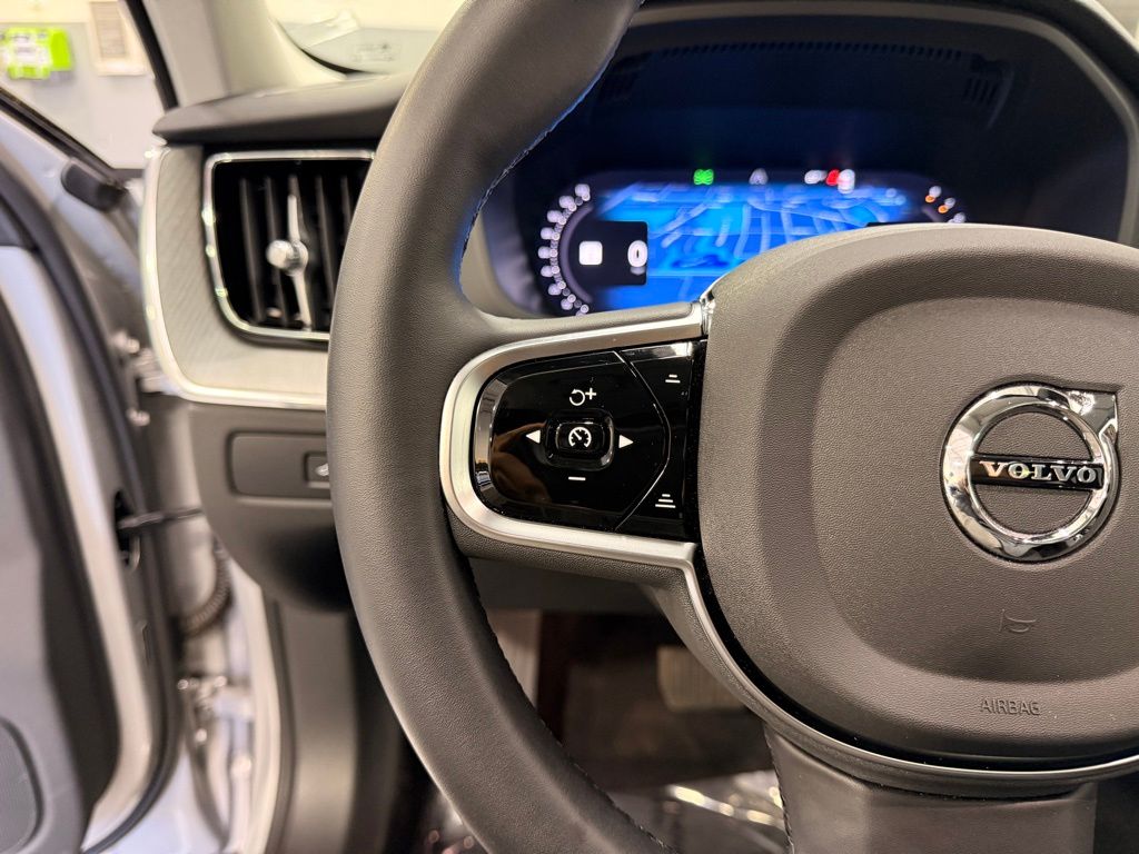 Thumbnail: 2025 Volvo XC60 - 13