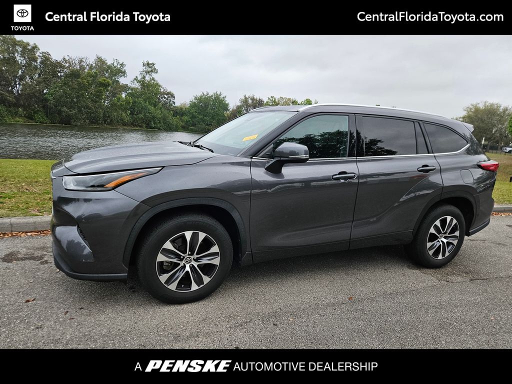 2021 Toyota Highlander XLE Hero Image