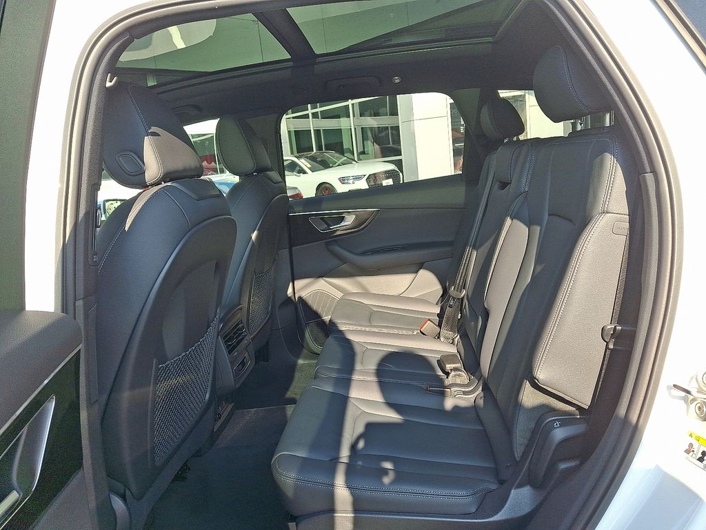 Thumbnail: 2026 Audi Q7 - 10