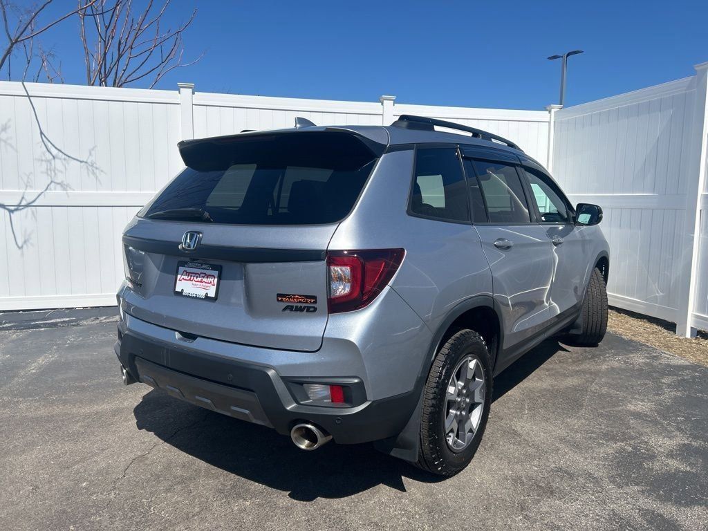 View vehicle photo 5