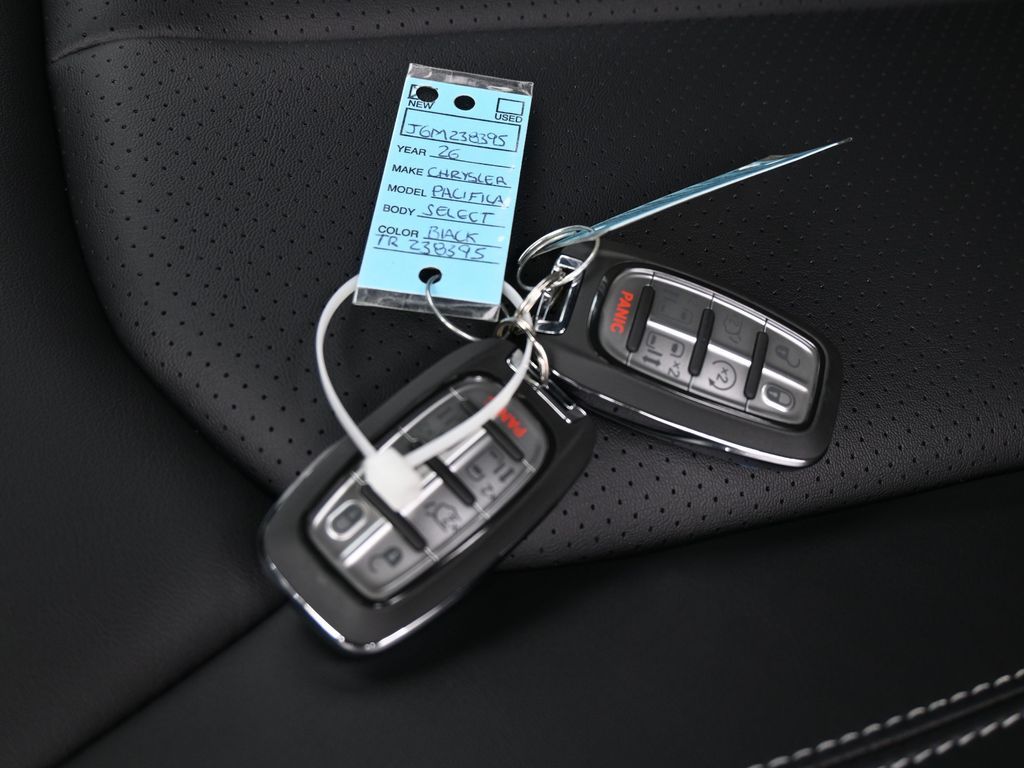 New 2026 Diamond Black Crystal Pearlcoat Chrysler Select image 24