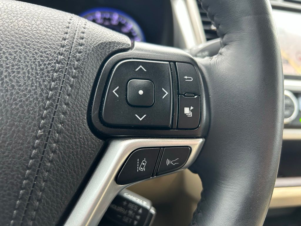 2019 Toyota Highlander SE 18