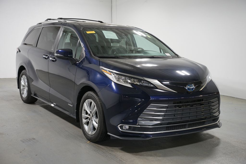 Thumbnail: 2021 Toyota Sienna - 3