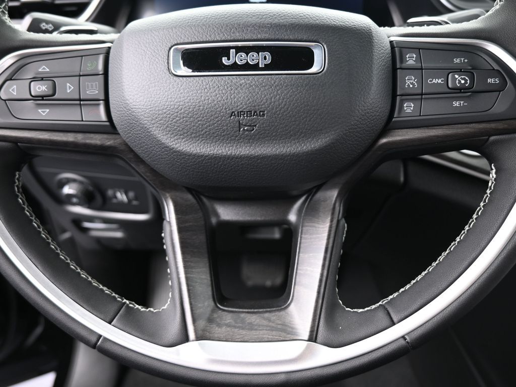 New 2025 Diamond Black Crystal Pearlcoat Jeep Limited image 25