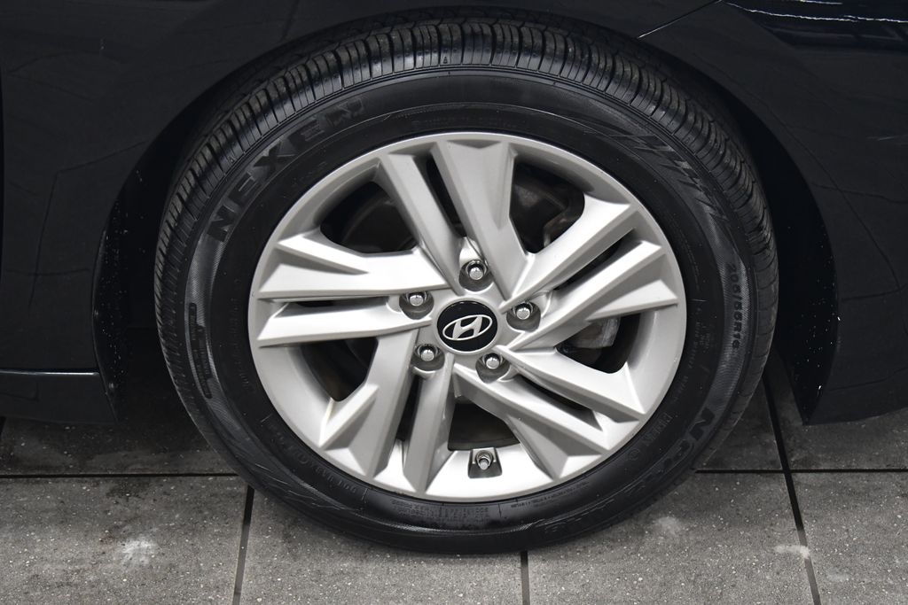 Thumbnail: 2019 Hyundai Elantra - 10