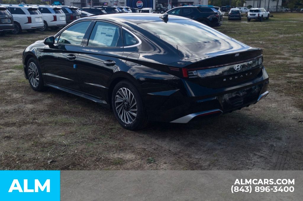 Used 2025 Black Hyundai SEL image 9