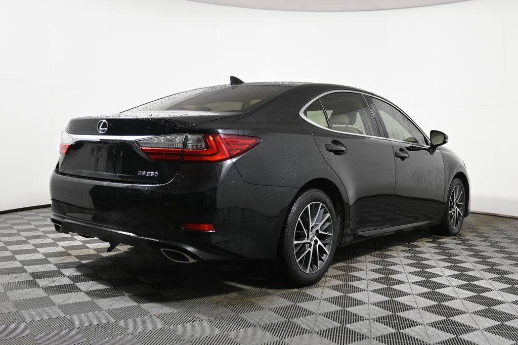 Thumbnail: 2017 Lexus ES - 6