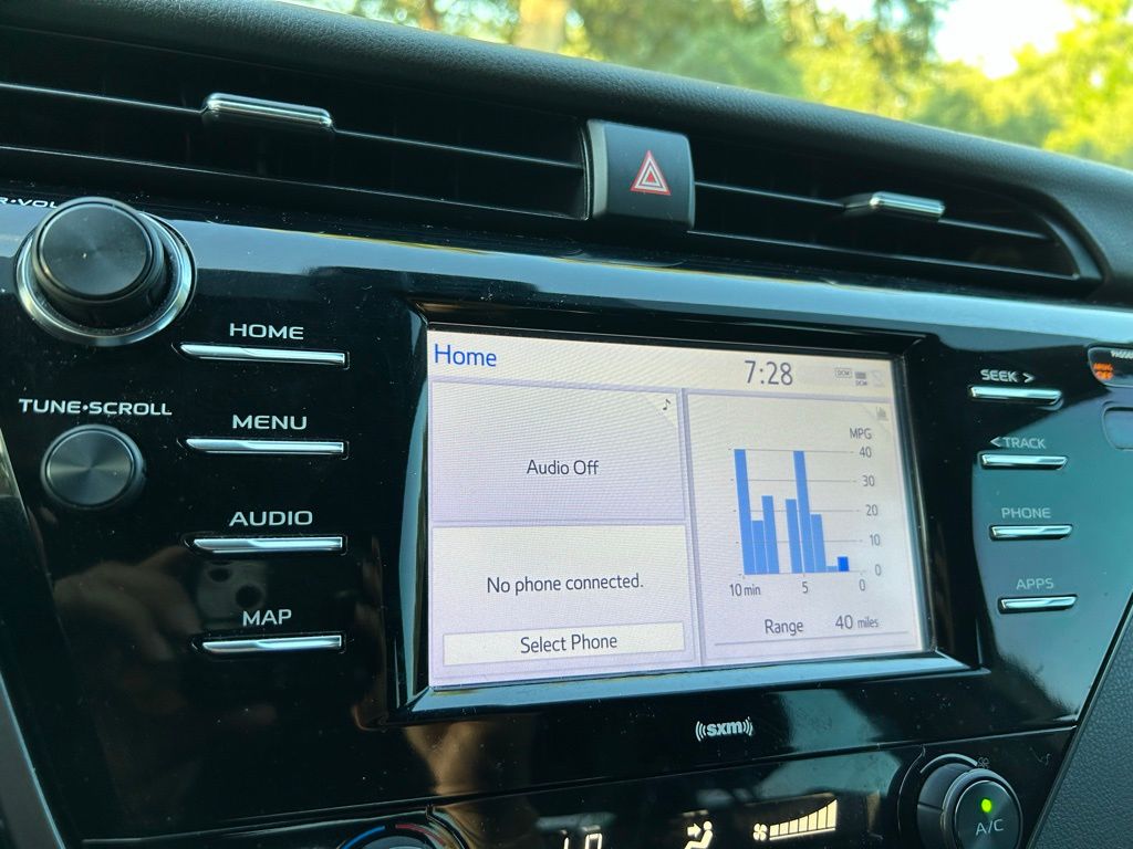 2020 Toyota Camry SE 24