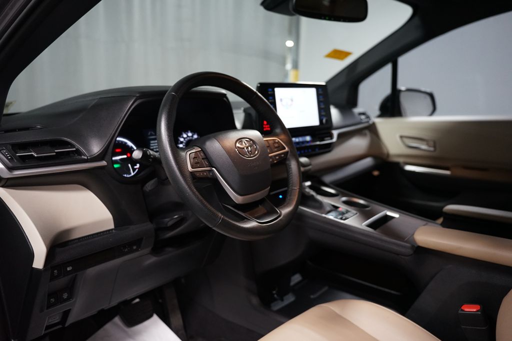 Thumbnail: 2022 Toyota Sienna - 18