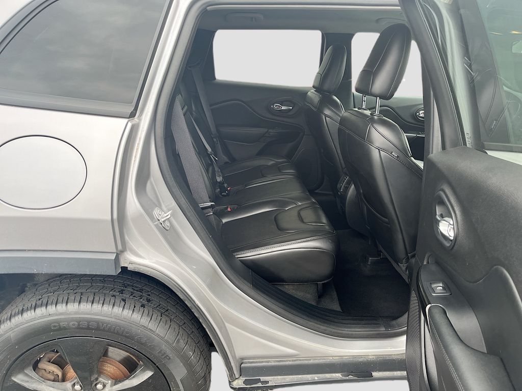 Used 2019 Silver Jeep Latitude Plus image 25