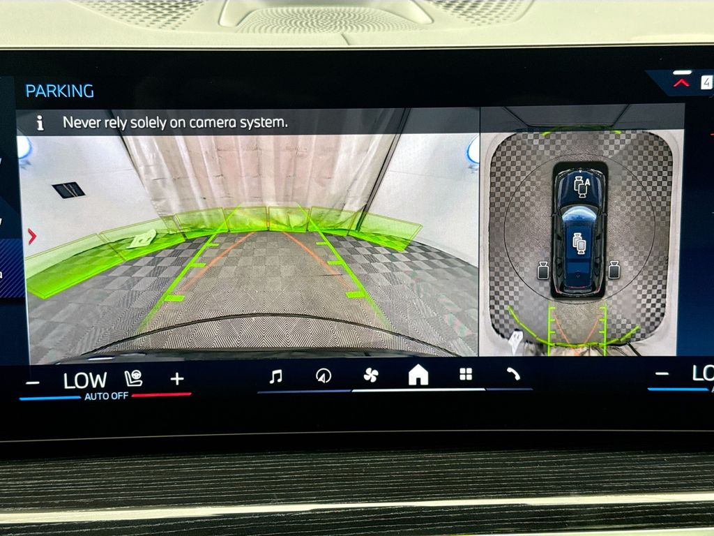 Thumbnail: 2026 BMW X7 - 15