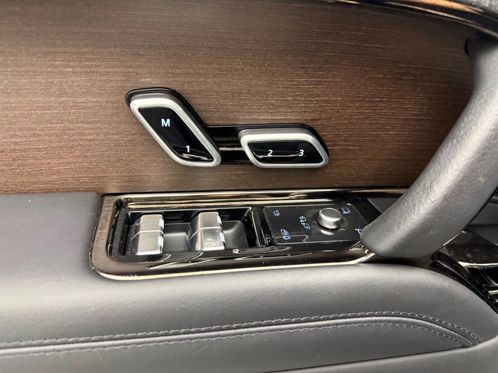 Thumbnail: 2023 Land Rover Range Rover Sport - 23